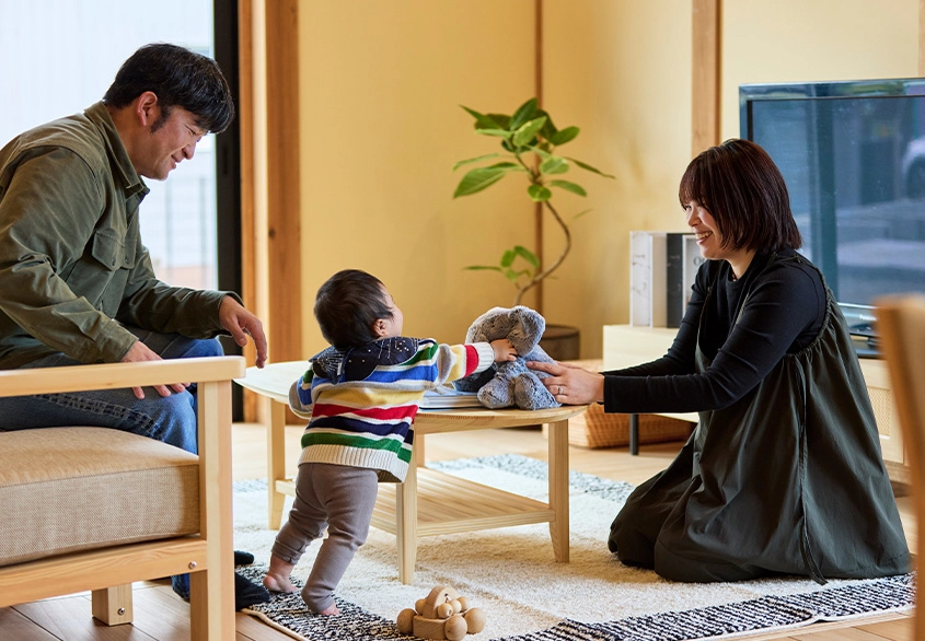 明るいトーンの天然無垢材が家族をやさしく包む桐の家