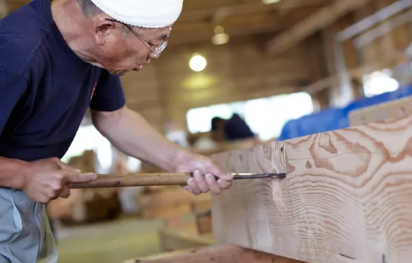 男性の職人が木材の加工をしている様子